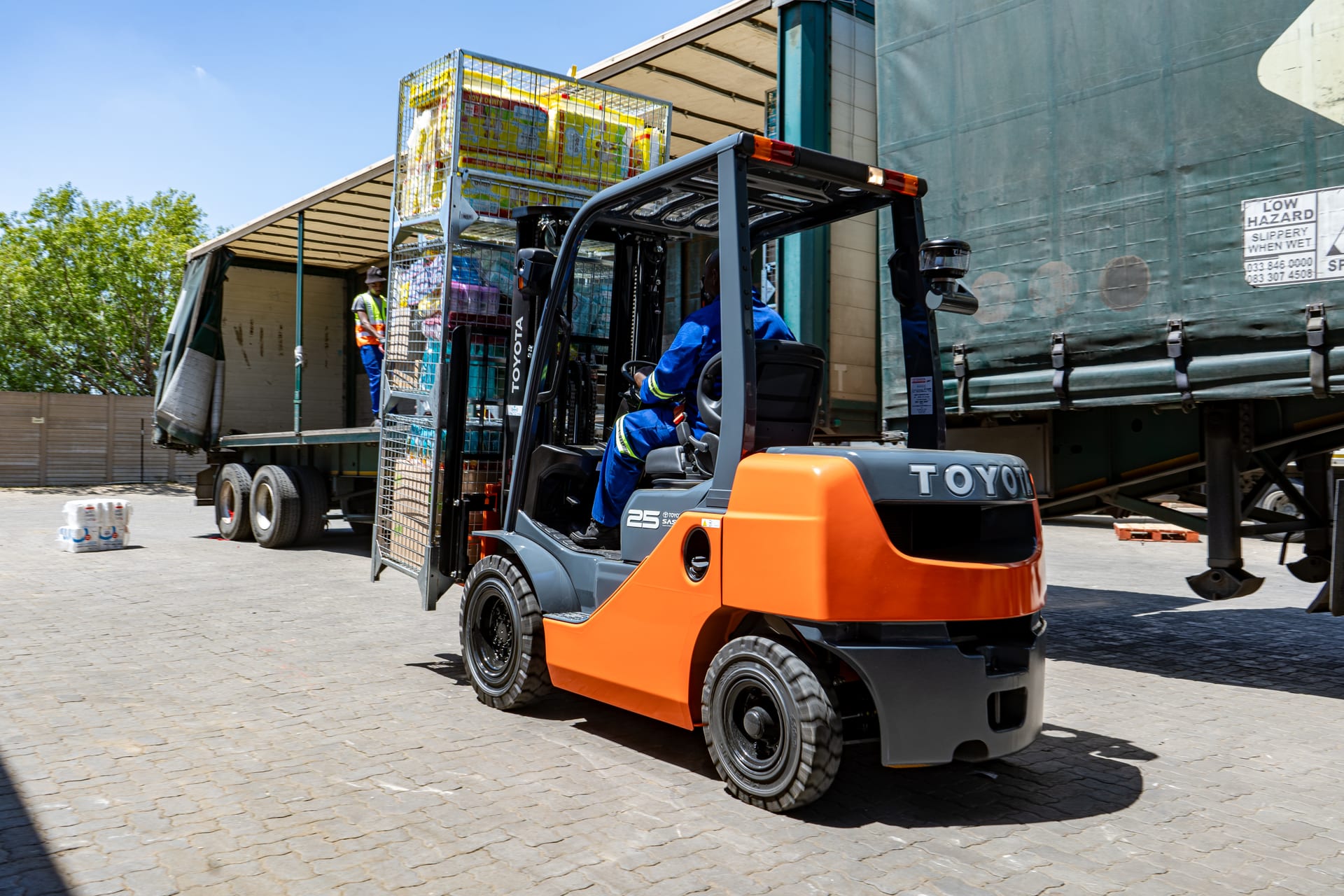 Toyota 2TG / 2TD — Engine-powered tow tractor
